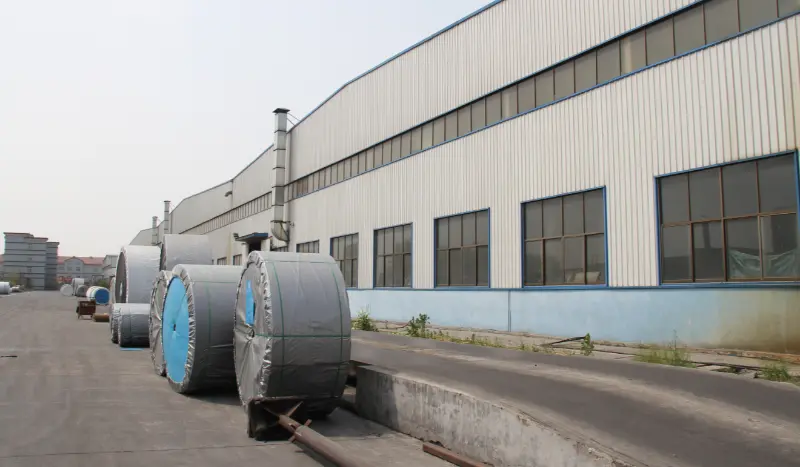 ¿Qué es una cinta transportadora de caucho industrial?